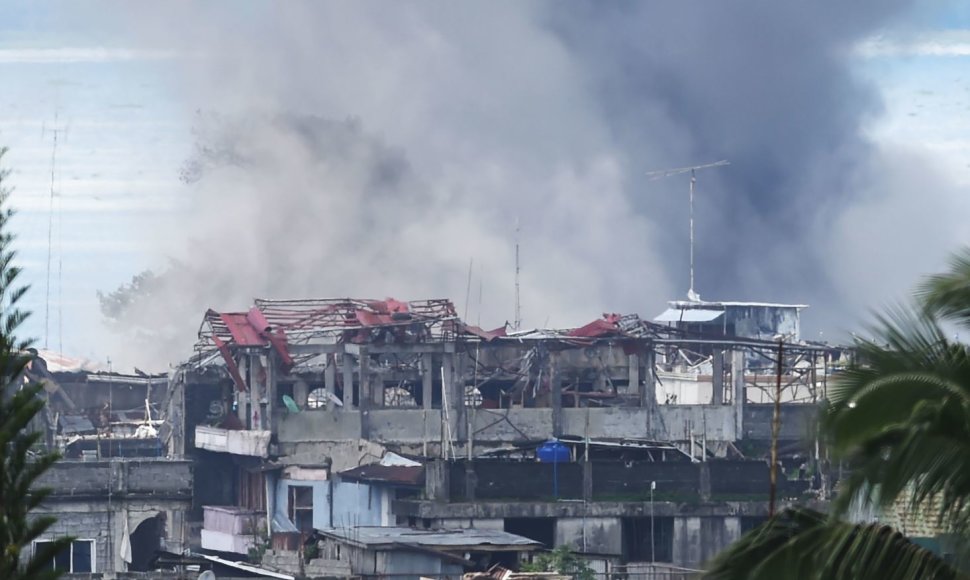 Filipinų oro pajėgos atakuoja islamistus Maravyje