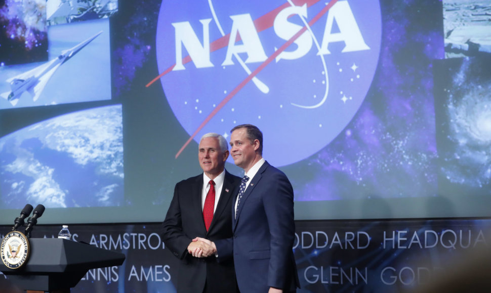 JAV viceprezidentas Mike'as Pence'as ir naujasis NASA administratorius Jimas Bridenstine'as