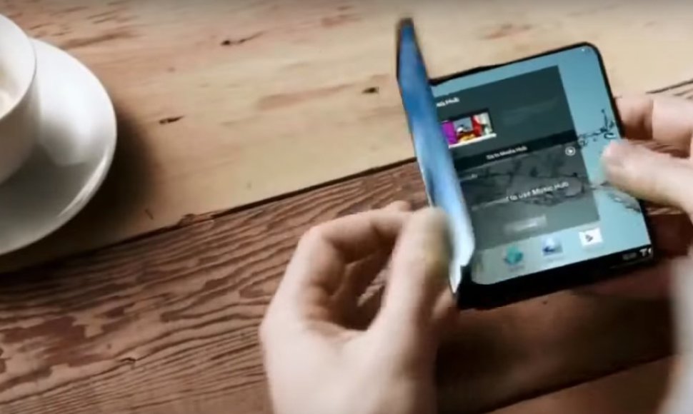 Atverčiamo „Samsung“ telefono konceptas, parodytas 2014 m. reklamoje