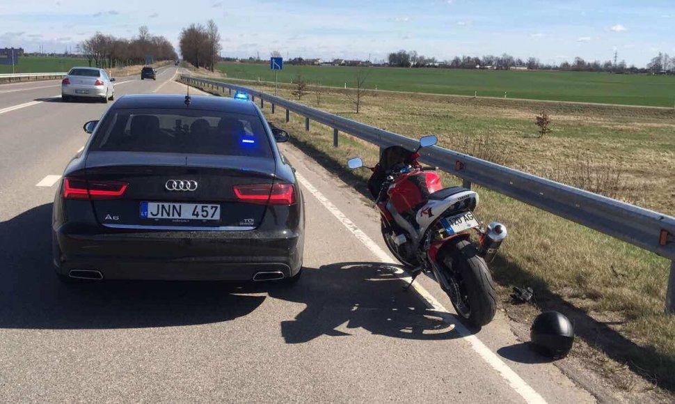 Greitį viršijusį motociklininką sustabdė nežymėta policijos „Audi“