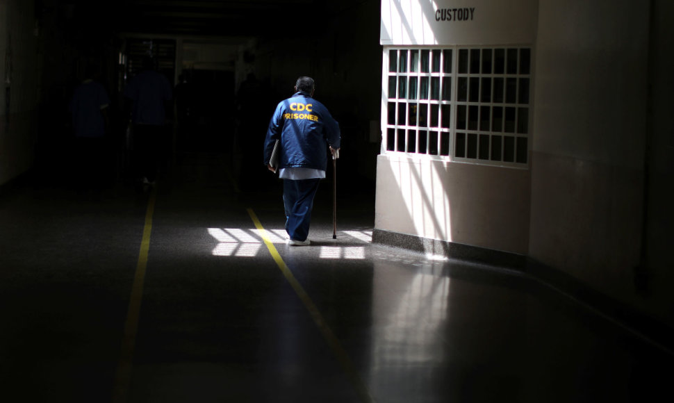 JAV kalėjimuose išaugęs senyvo amžiaus kalinių skaičius verčia daugiau dėmesio skirti jų slaugai