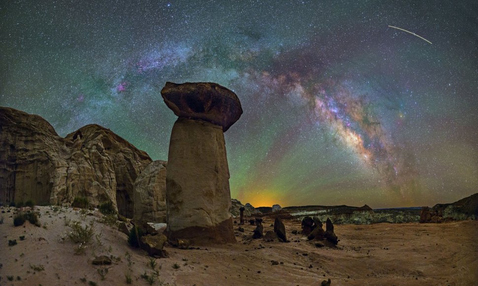 Nufotografuoti Paukščių Tako vaizdai virš JAV nacionalinių parkų.