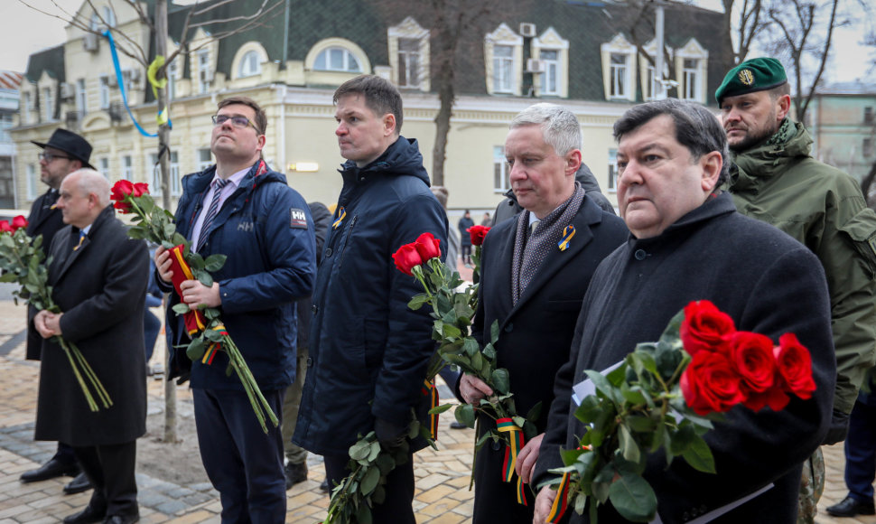 Lietuvos politikų delegacija deda gėles prie žuvusių karių memorialo