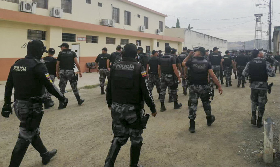 Ekvadoro policija kalėjimo teritorijoje
