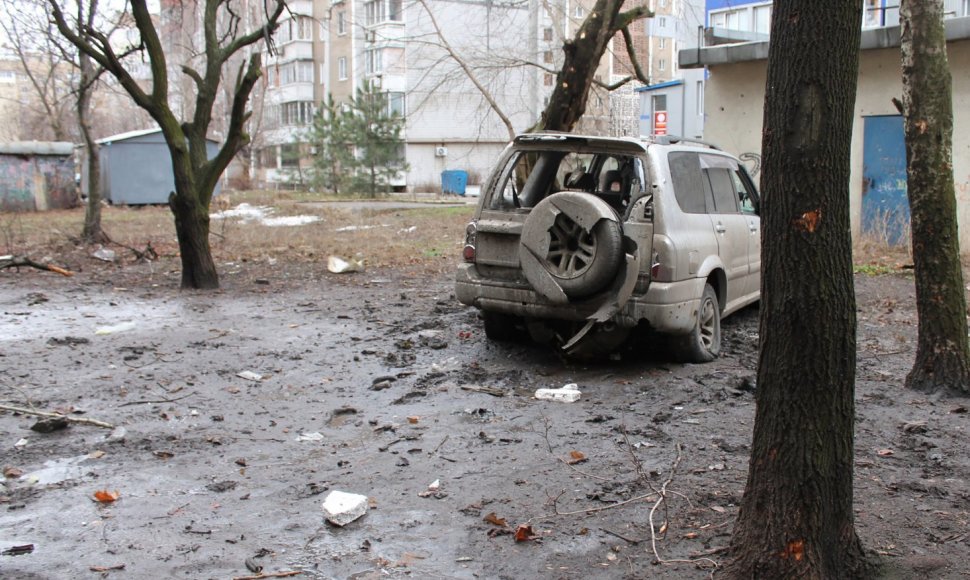 Donecke automobilis po apšaudymo artilerijos sviediniais