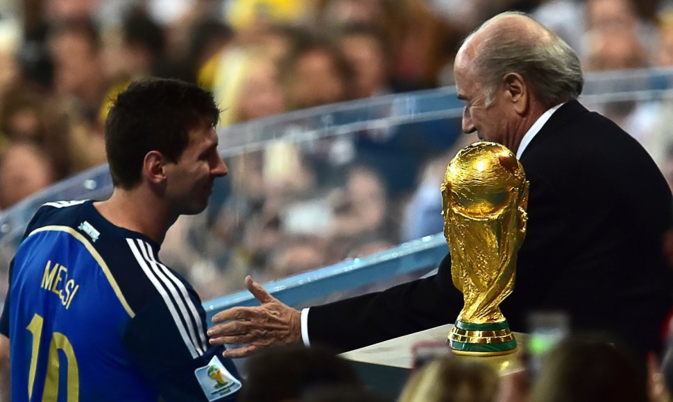 FIFA prezidentas Josephas Blatteris sveikina Lioneli Messi laimėjus „Auksinio kamuolio“ apdovanojimą