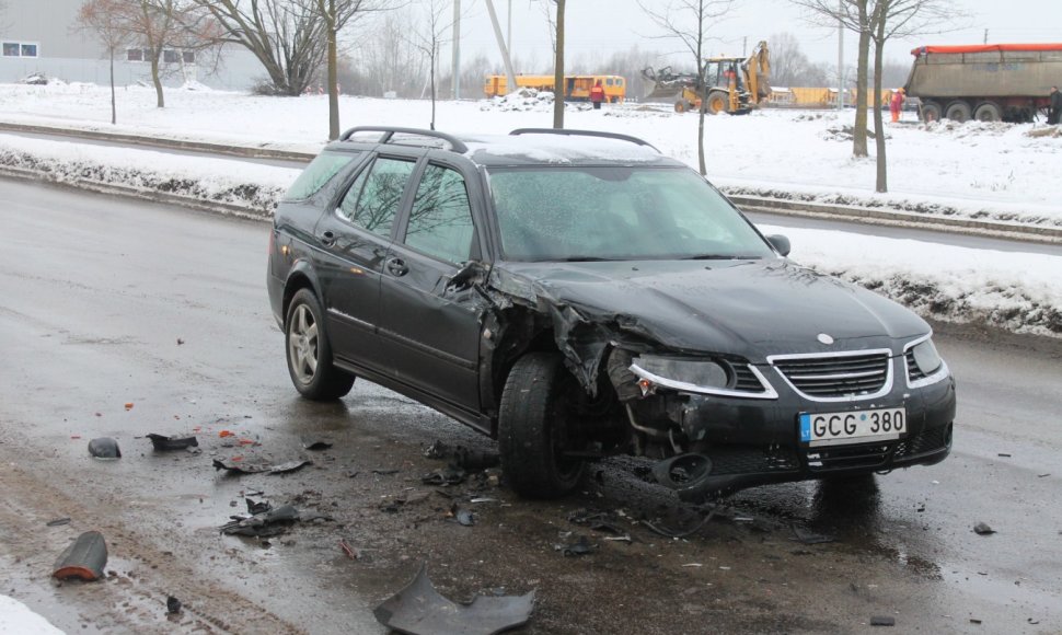 „Saab” ir sunkvežimio avarija Panevėžyje