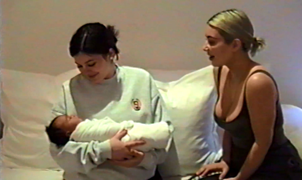Kylie Jenner su dukterėčia Chicago ant rankų ir Kim Kardashian