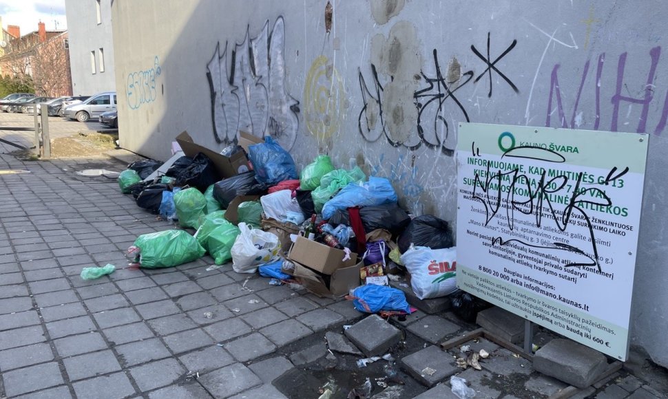 Šiukšlių maišai Muitinės gatvėje Kaune