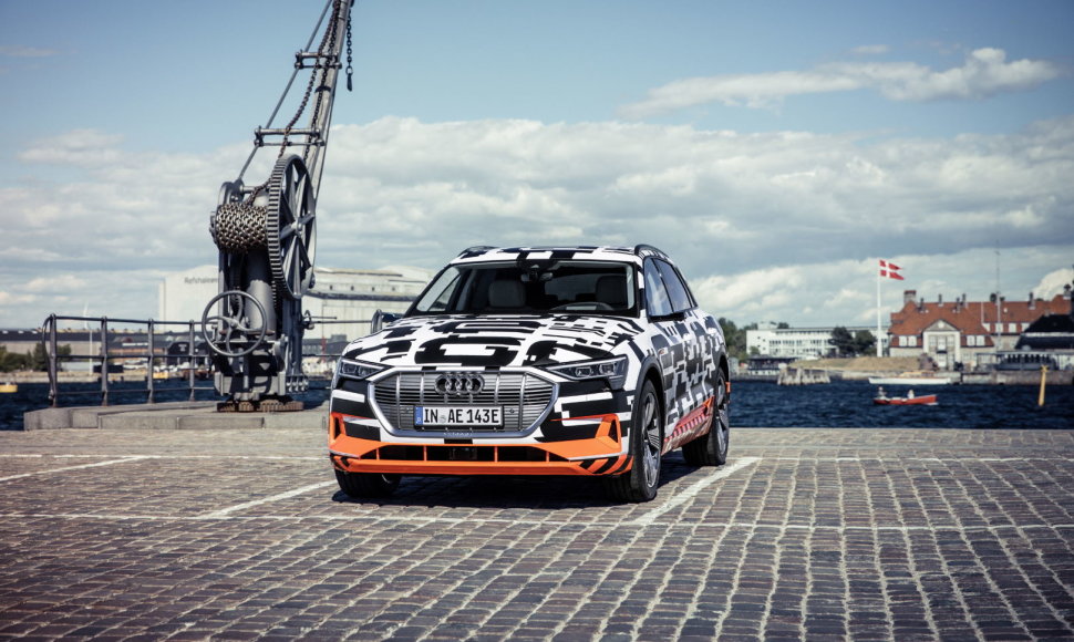 „Audi“ atskleidė „Audi e-tron“ elektromobilio salono išvaizdą
