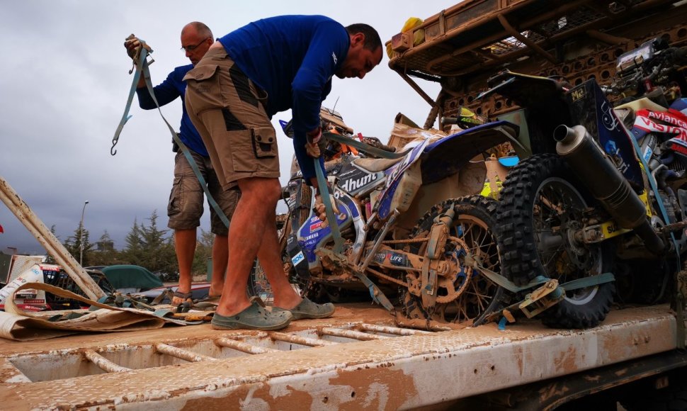 Dakaro „Šluota“ surenka iš kopų nelaimėlius