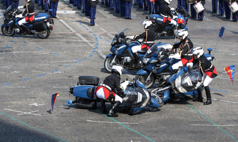 Paryžiuje per Bastilijos paėmimo dienos paradą susidūrė du policijos motociklai