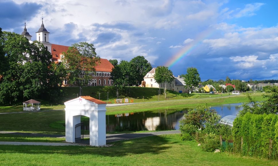 Greta Tytuvėnų vienuolyno pastato