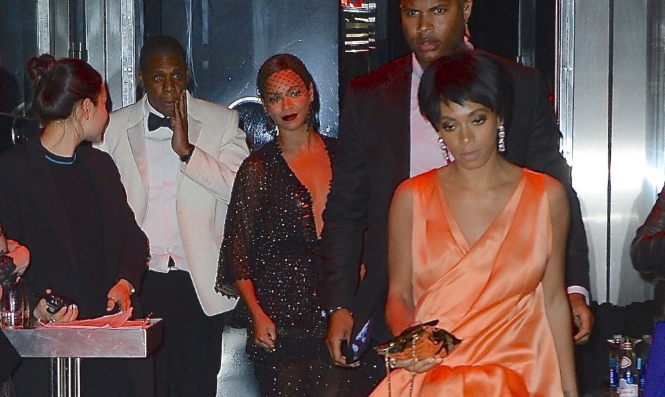Beyonce su vyru Jay-Z ir seserimi Solange Knowles „Met Gala“ pokylio dūzgėse