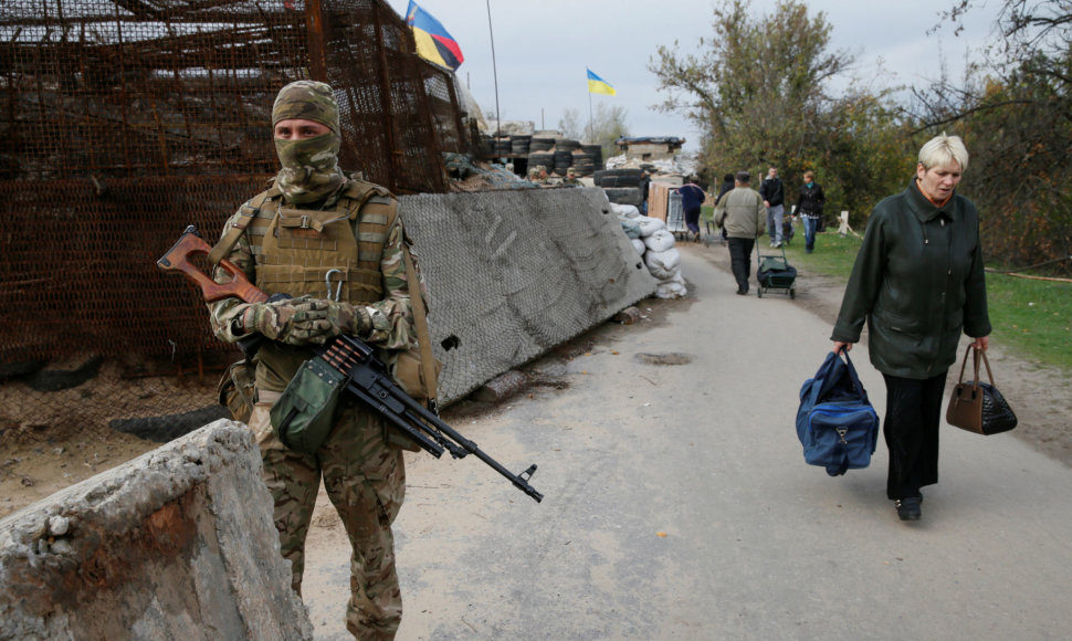Ukrainos pajėgų patikros punktas prie įvažiavimo į užimtą Luhanską