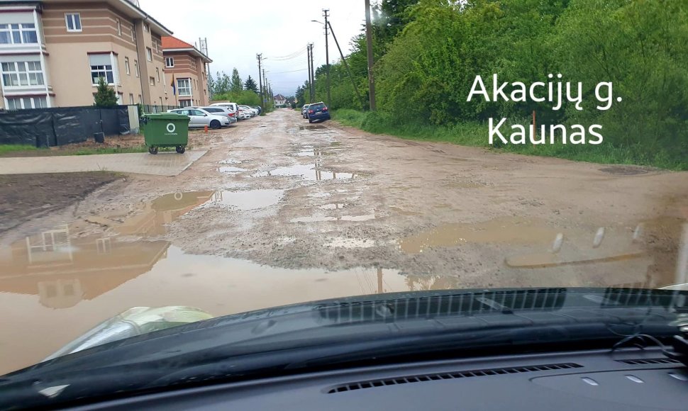 Į gimnaziją vedanti Akacijų gatvė Kaune