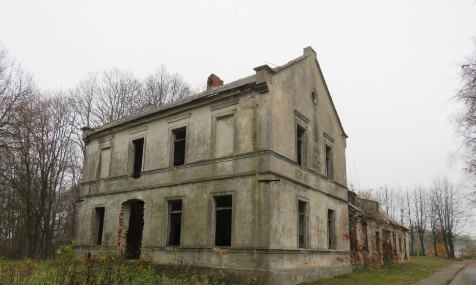 Griūvantis pastatas kelia grėsmę Bartninkų miestelio mokinių saugumui