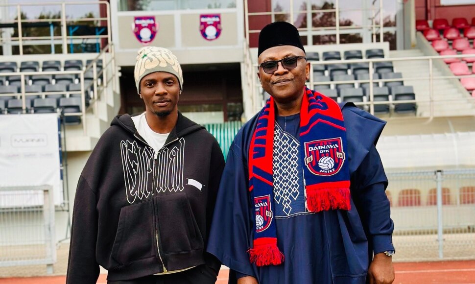 Futbolininkas Obi Jeremiah Chinonso ir Nigerijos laikinasis reikalų patikėtinis Mohammedas Usmanas Suleimanas 