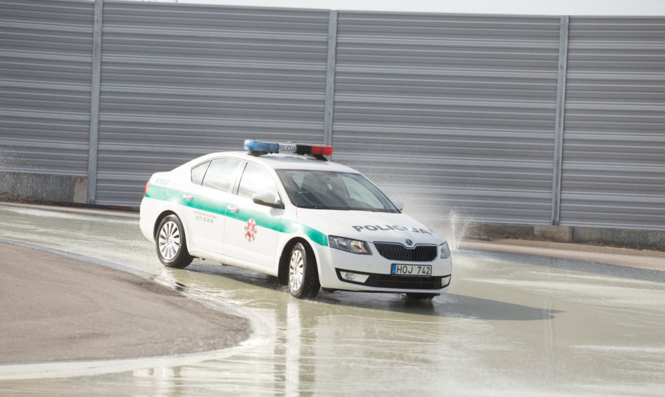 Kauno policijos pareigūnai įvertino savo vairavimo įgūdžius sudėtingomis eismo sąlygomis