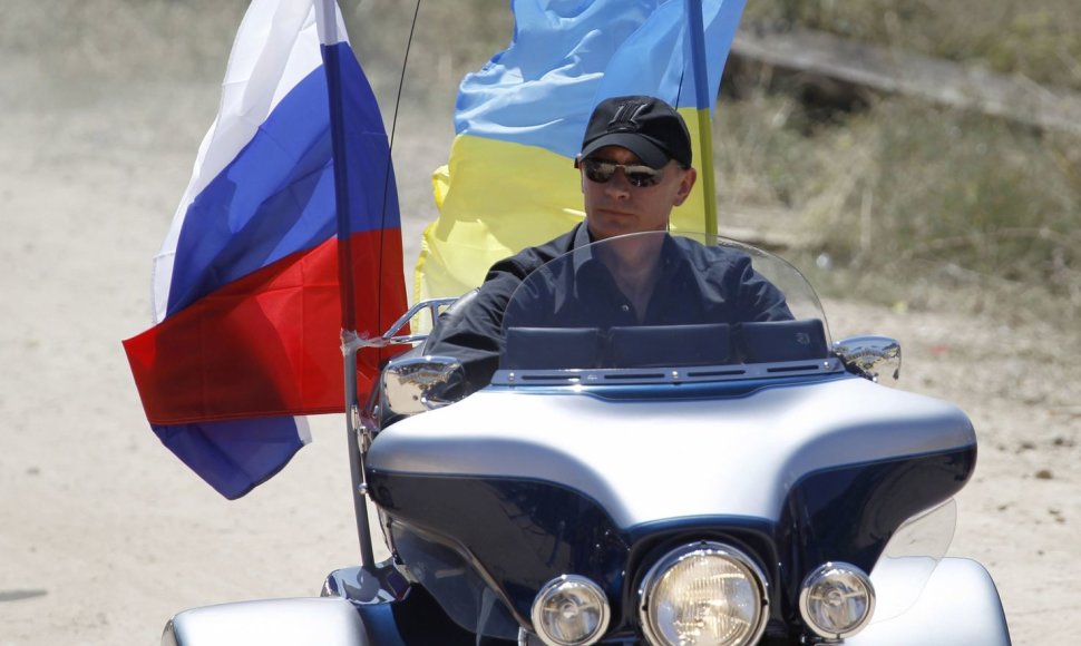 Vladimiras Putinas baikerių susitikime, Kryme. (2010 m.)