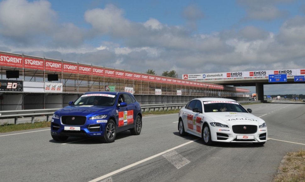 Lenktynių „Rescue car“ oficialiai tituluojamas „Jaguar F-Pace“, o „Safety car“ – „Jaguar XF“