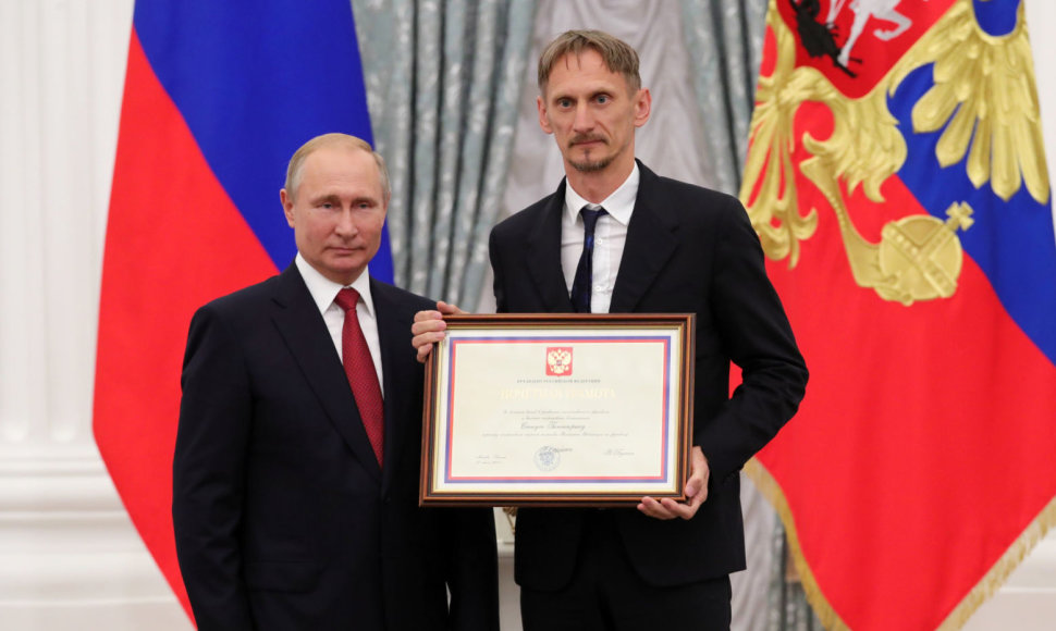 Vladimiras Putinas Kremliuje priėmė Rusijos futbolo rinktinę, kurioje dirba Gintaras Staučė.