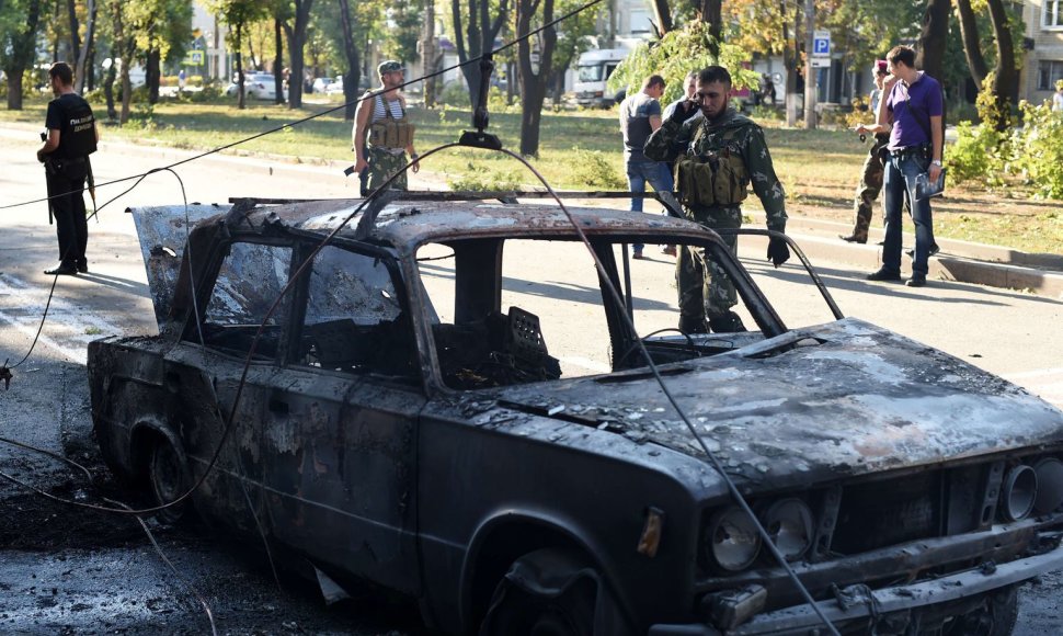 Teroristai prie sudegusio automobilio Donecke