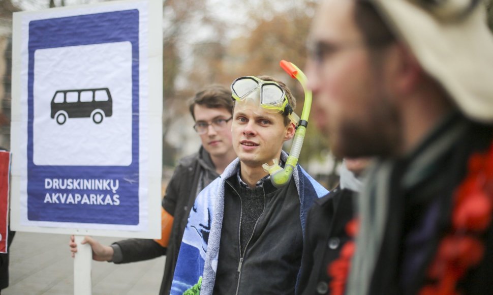 Jaunieji konservatoriai po Vyriausybės langais šaipėsi iš Druskininkų skandalo