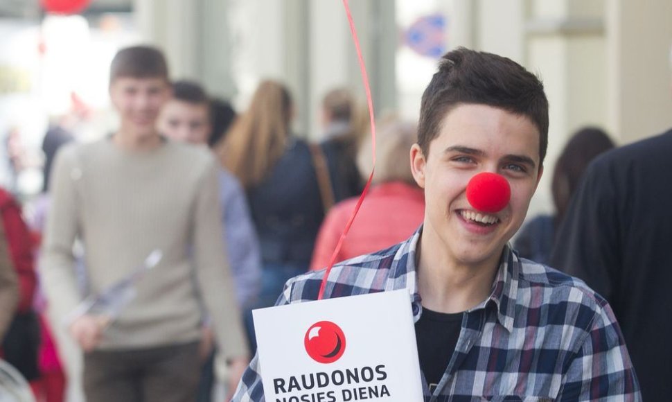 Apie projektą „Raudonos nosies diena“ priminė raudonosių eisena sostinės centre.