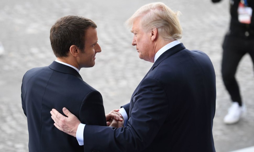 Emmanuelis Macronas ir Donaldas Trumpas dar kartą apsikeitė ilgais rankų paspaudimais