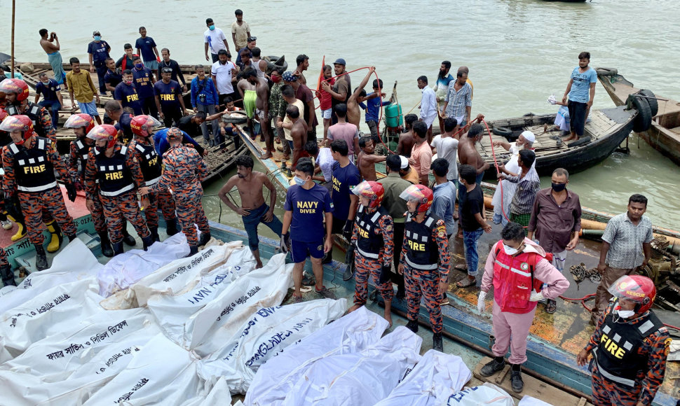 Apvirtus keltui Bangladeše žuvo mažiausiai 23 žmonės