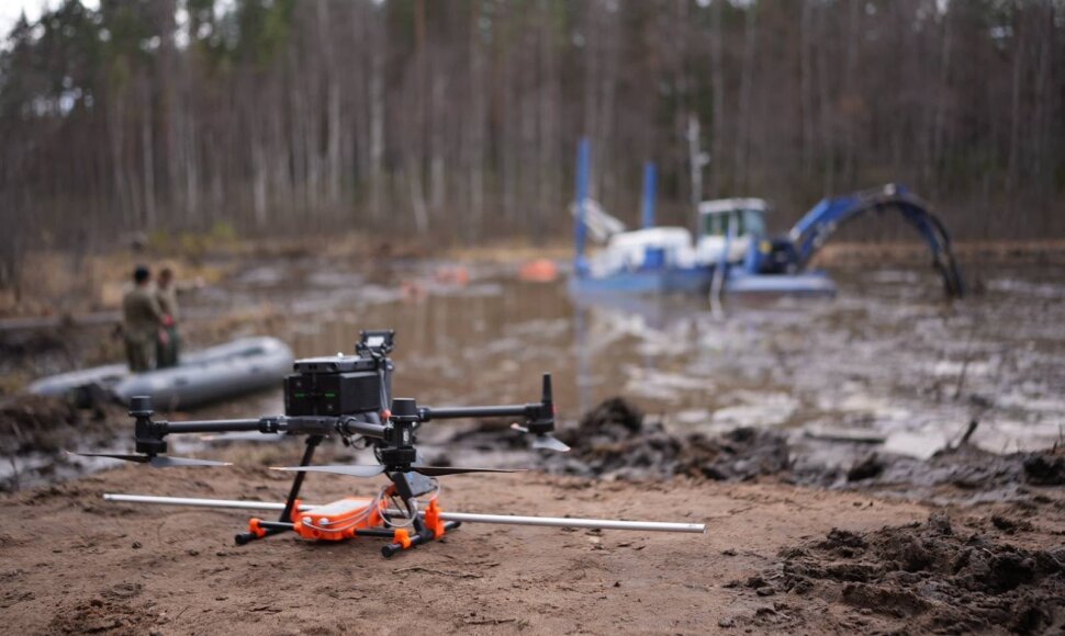 Dingusio kario ieškoma ir su specialiais dronais