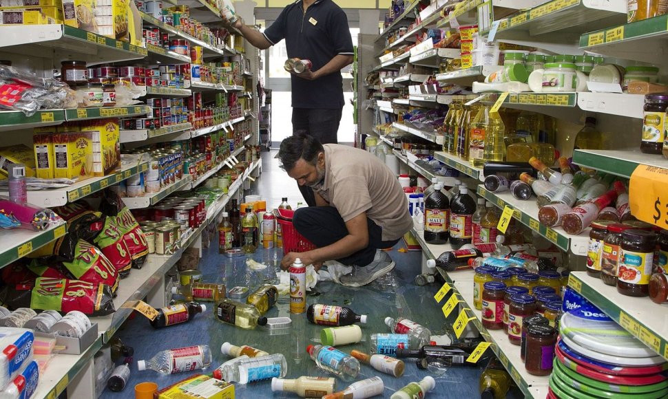 Parduotuvėje per žemės drebėjimą nuo lentynų nukritę prekės