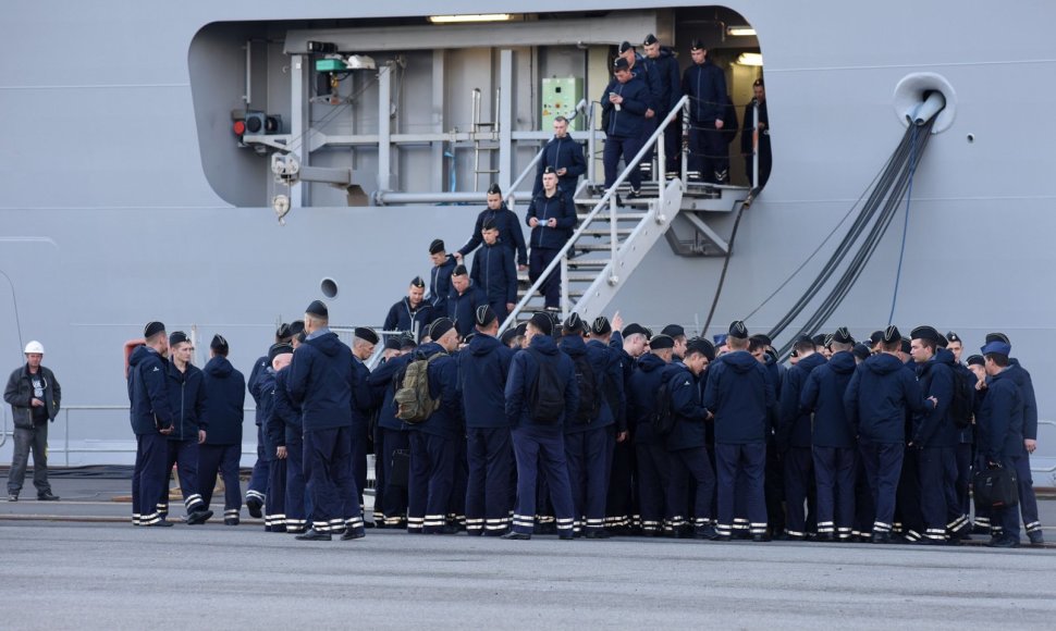 Po pratybų laive „Vladivostok“ išeidinėjantys Rusijos jūrų pėstininkai 