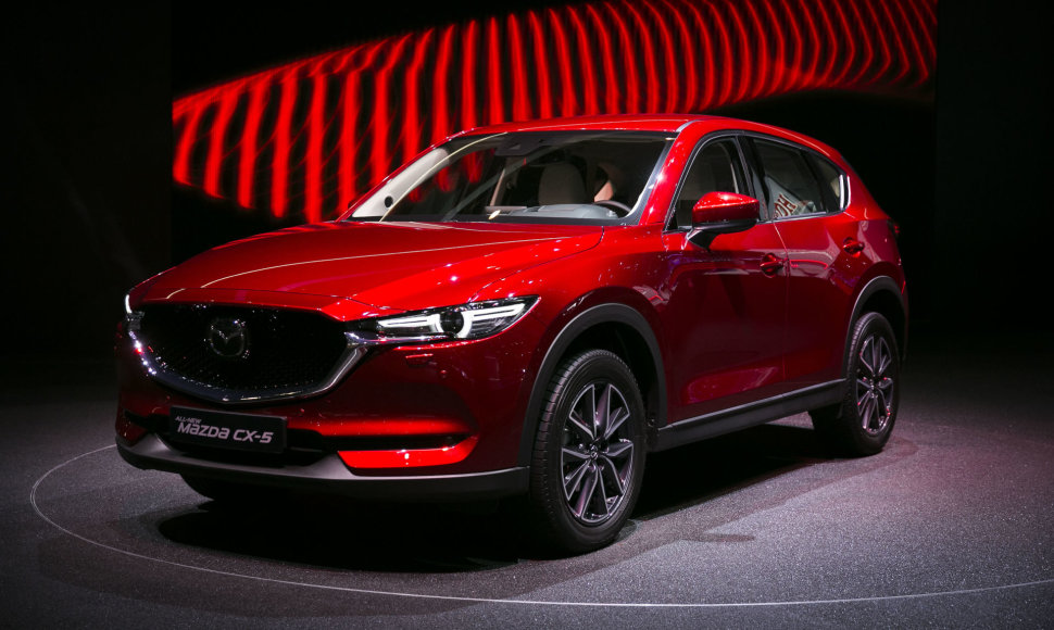 Naujas „Mazda CX-5“ modelis buvo pristatytas 2017-ųjų Ženevos automobilių parodoje