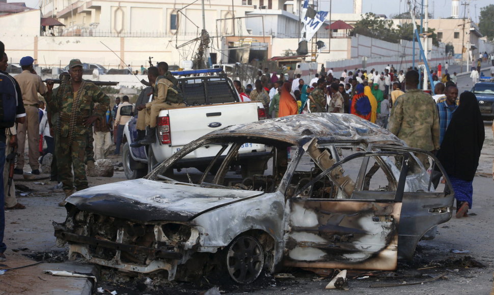 Teroristai atakos pradžioje detonavo sprogmenų prikrautą automobilį.