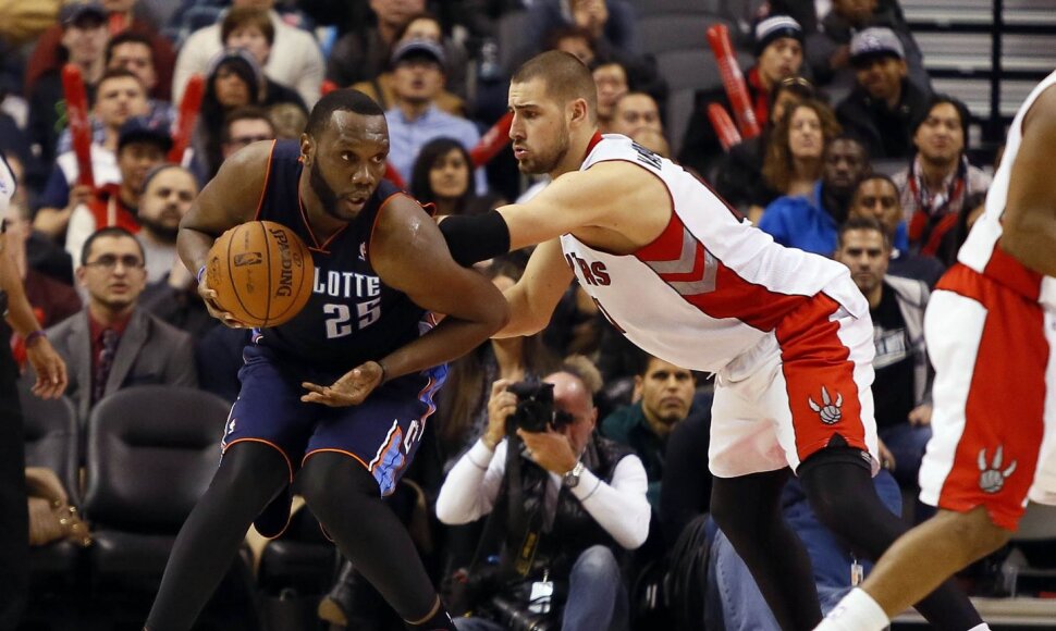 Jonas Valančiūnas ir„Bobcats“ vidurio puolėjas Allas Jeffersonas