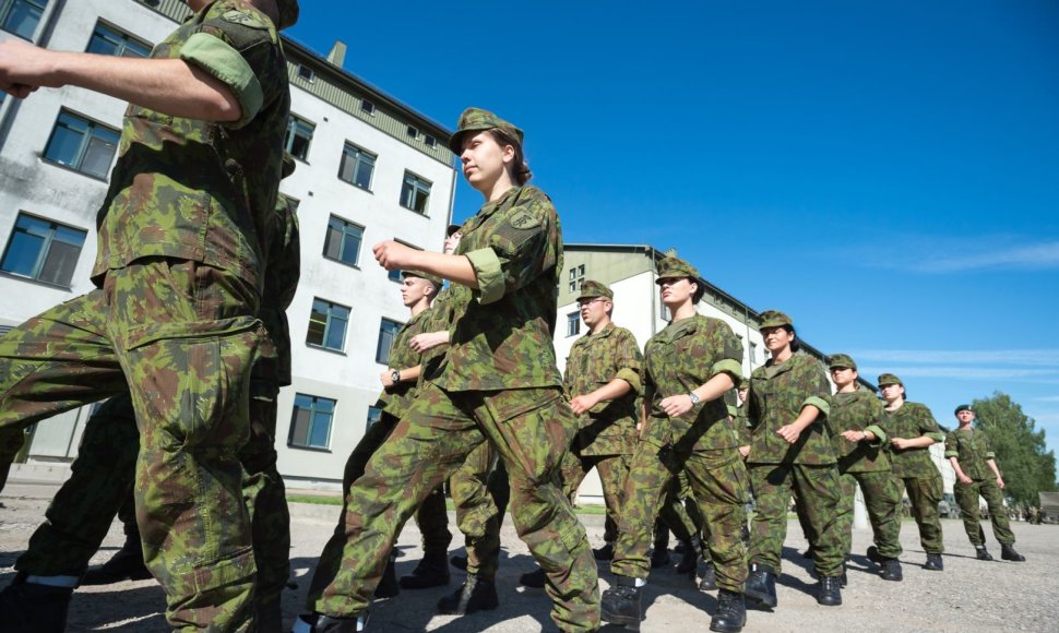 Bazinių kario savanorio įgūdžių kurse – neįprastai daug merginų
