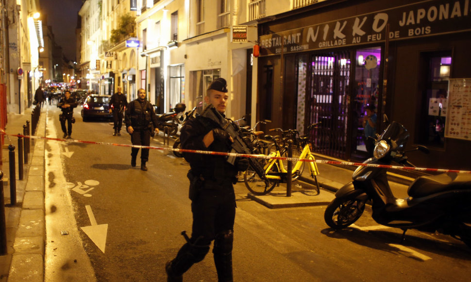Paryžiaus centre vyras peiliu sužeidė keletą žmonių