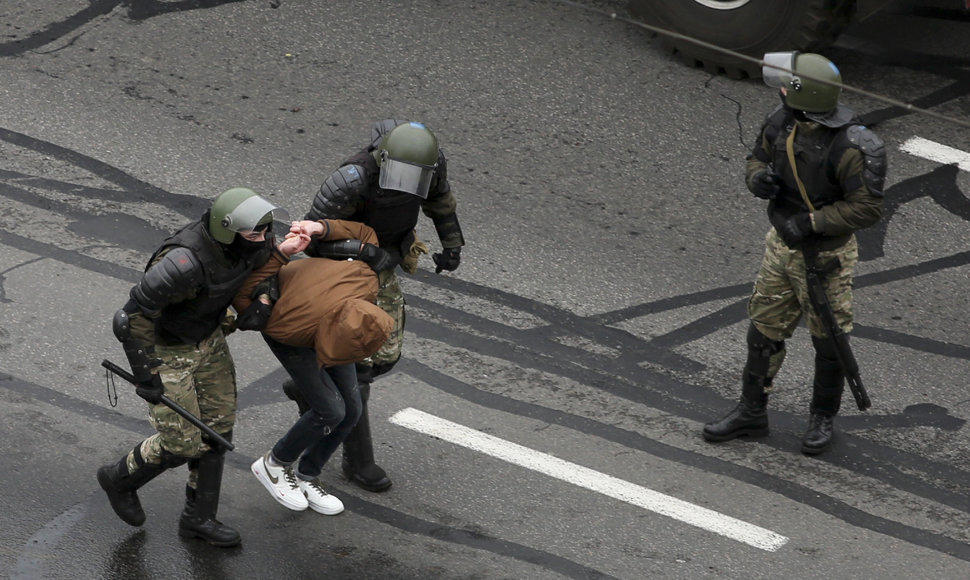 Minske šiurkščiai sulaikomi protestuotojai