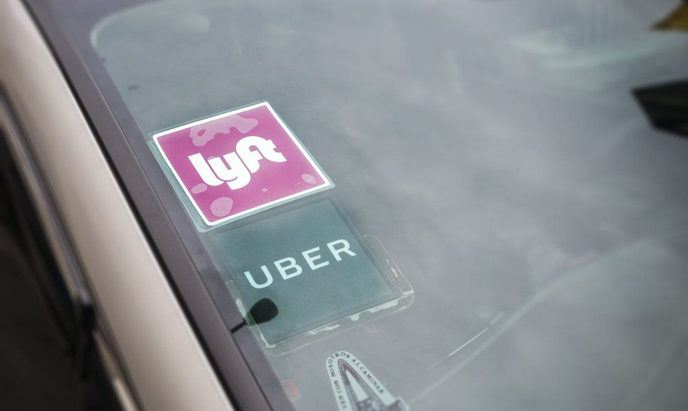 „Lyft“ ir „Uber“ logotipai