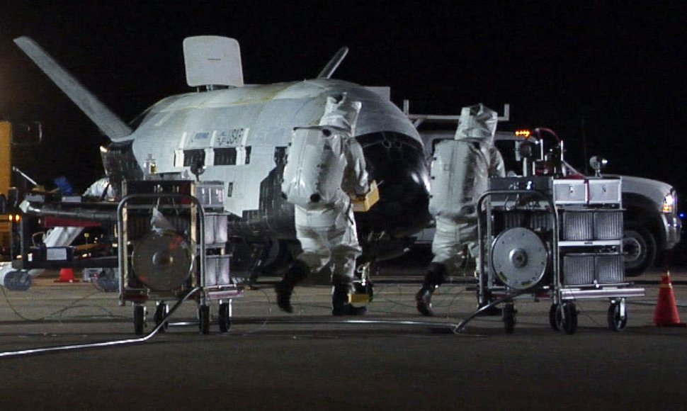  X-37B sugrįžo į Žemę 