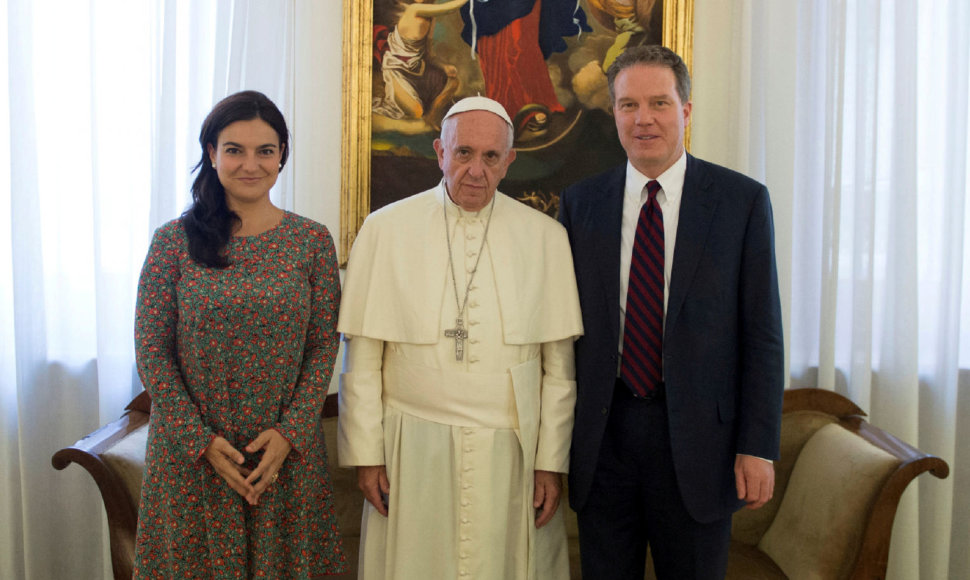 Popiežius Pranciškus su Gregu Burke'u ir Paloma Garcia Ovejero