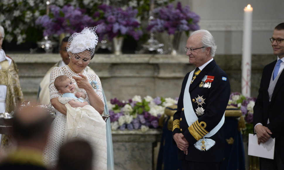 Švedijos princesė Victoria su sūnumi Oscaru ir tėvu karaliumi Carlu XVI Gustafu