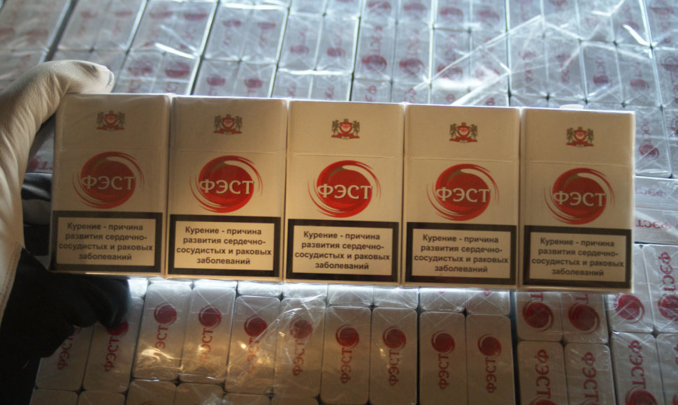 Radviliškyje iš Latvijos atvažiavusiame traukinyje aptikta 100 dėžių cigarečių