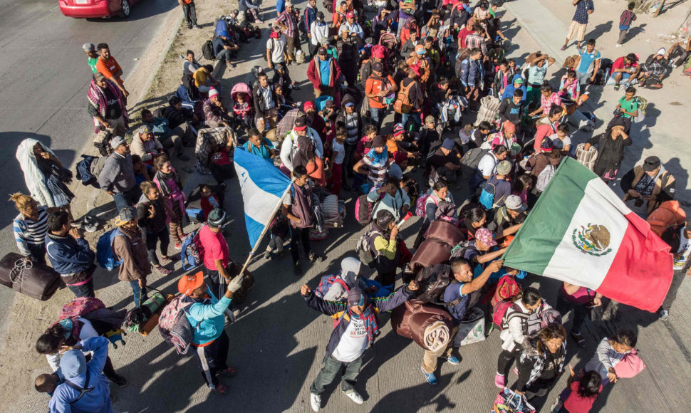 Prie JAV sienos jau atvyko daugiau kaip 1,5 tūkst. migrantų karavano narių