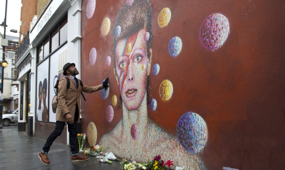 Gerbėjai atsisveikina su Davidu Bowie