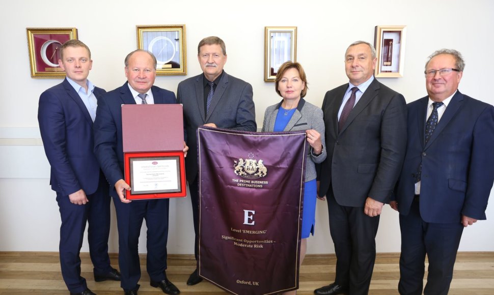 Kauno rajono savivaldybės vadovai su Europos verslo asamblėjos apdovanojimais