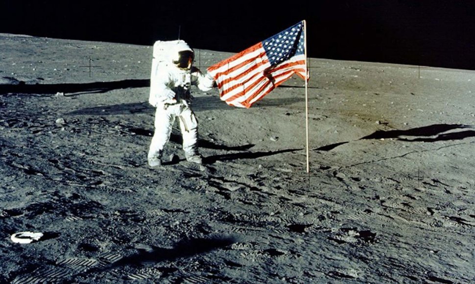 JAV vėliava Mėnulyje