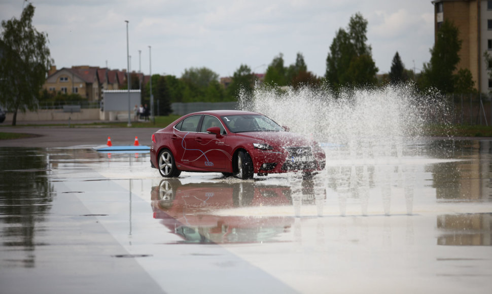 „Lexus“ renginys klientams Panevėžio vairavimo mokymo centre